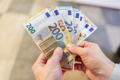 Россиян призвали до конца года избавиться от долларов